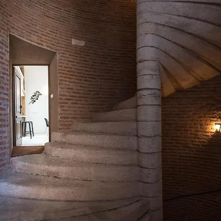 D'exception Au Pied De La Cathedrale